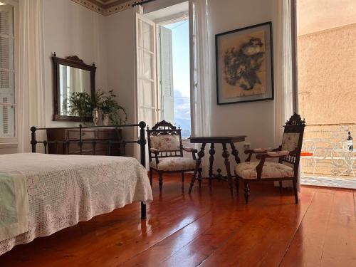 Postel nebo postele na pokoji v ubytování Poros Chic Seaside Neo-Classical Apartment with Terrace