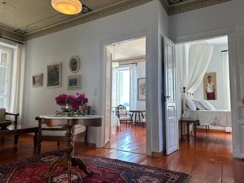 Posezení v ubytování Poros Chic Seaside Neo-Classical Apartment with Terrace