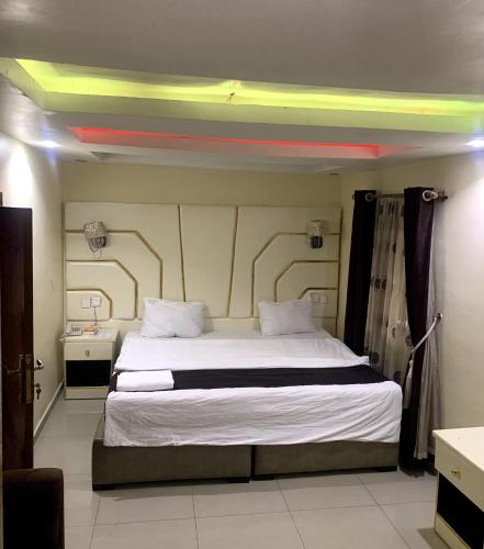 Postel nebo postele na pokoji v ubytování 111Suites&Lounge