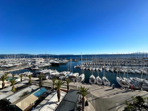 HYEBER Studio pour 2 personnes avec vue mer panoramique, sur le port d'Hyères