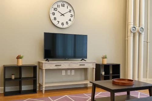 TV a/nebo společenská místnost v ubytování King Bed Studio Loft Huge Beautiful Ceilings