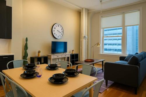 TV a/nebo společenská místnost v ubytování King Bed Studio Loft Huge Beautiful Ceilings