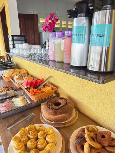 un comptoir avec différents types de pâtisseries sur les assiettes dans l'établissement Pousada Sunrise Beach Cumbuco, à Cumbuco