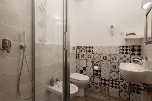 un bagno con wc, lavandino e doccia di Divas Rooms a Riomaggiore