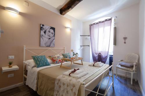 una camera da letto con un letto e una sedia di Divas Rooms a Riomaggiore