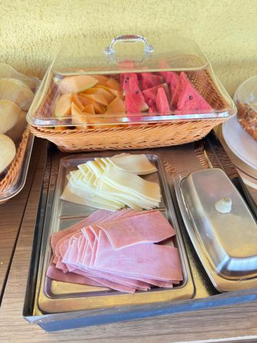 un tiroir rempli de différents types de denrées alimentaires dans l'établissement Pousada Sunrise Beach Cumbuco, à Cumbuco