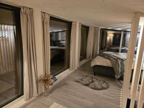 The Nut House - Cozy Escape in Tartu في Soinaste: غرفة نوم بها سرير ونافذة كبيرة