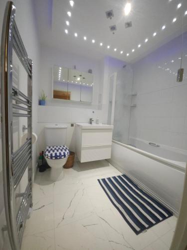 Ένα μπάνιο στο Two Bedroom Apartment in Central Northampton