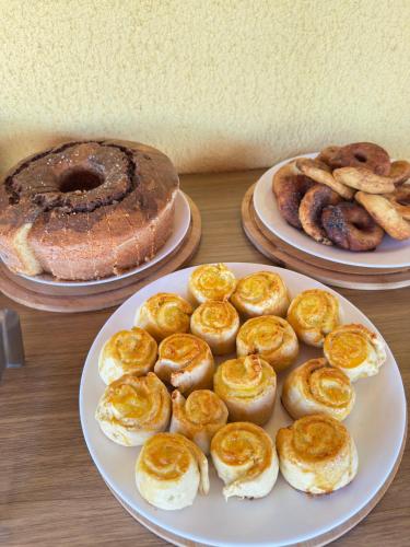 une table avec deux assiettes de viennoiseries et deux assiettes de pain dans l'établissement Pousada Sunrise Beach Cumbuco, à Cumbuco