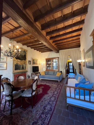 een woonkamer met een tafel en een bank bij Garibaldi Suite in Turijn