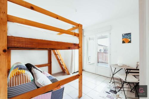 En eller flere senge i et værelse på Biscarrosse centre Duplex avec terrasse 6 personnes
