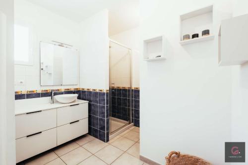 Et badeværelse på Biscarrosse centre Duplex avec terrasse 6 personnes