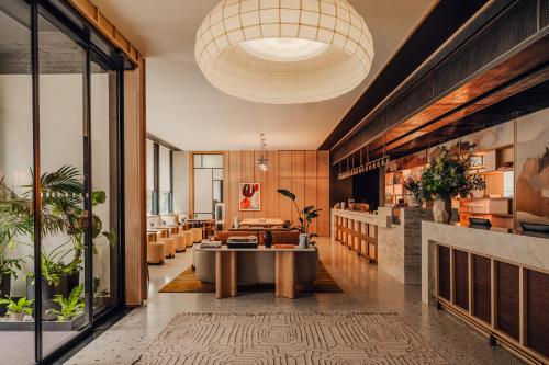 Un vestíbulo de un restaurante con una mesa y sillas. en Aethos London Shoreditch, en Londres