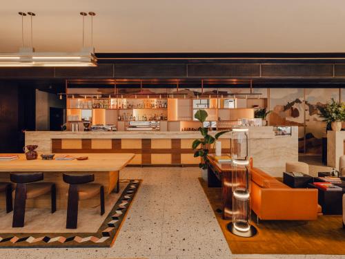 una sala de estar con una mesa y un sofá en Aethos London Shoreditch, en Londres