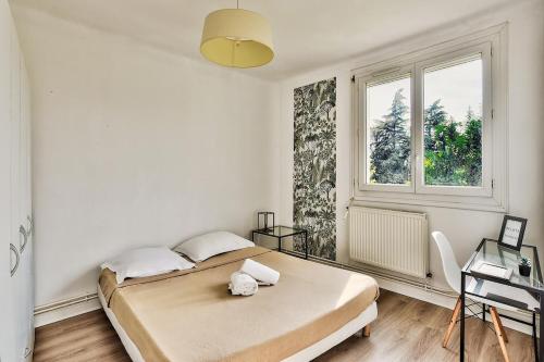 ピエール・ベニットにあるAppartement de charme, proche de toutes commoniditésのベッドと窓のある白い寝室