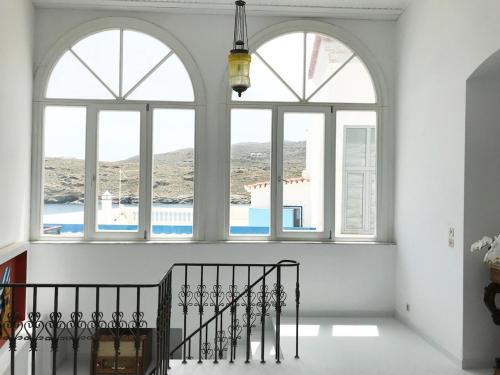 The White House 1 في آنذروس: درج في بيت فيه ثلاث نوافذ