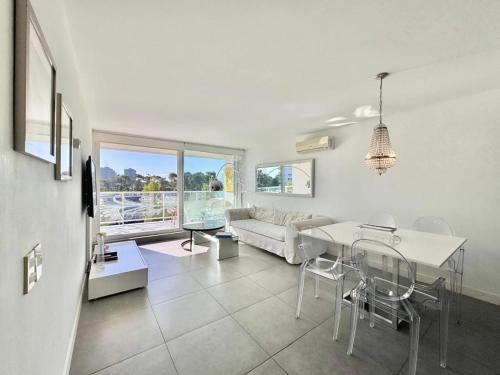 a living room with a couch and a table at Yoo Punta del este Deluxe in Punta del Este