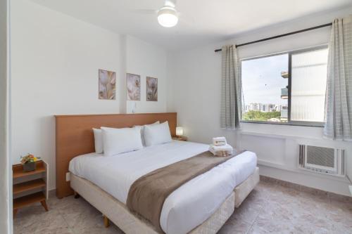 En eller flere senge i et værelse på Apartamento na Barra com piscina - VLM907