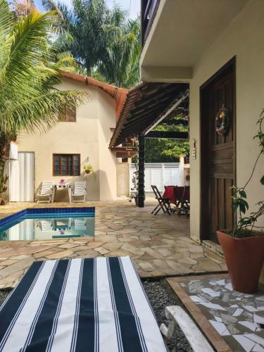 una casa con piscina in giardino di Pousada do Trevo a Parati