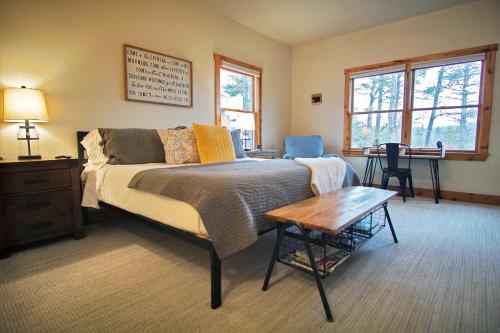 een slaapkamer met een bed, een tafel en ramen bij Mountain Views, Game Room, Firepit Near Wineries in Cleveland