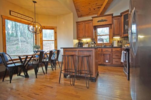 een keuken met een tafel, stoelen en een koelkast bij Mountain Views, Game Room, Firepit Near Wineries in Cleveland