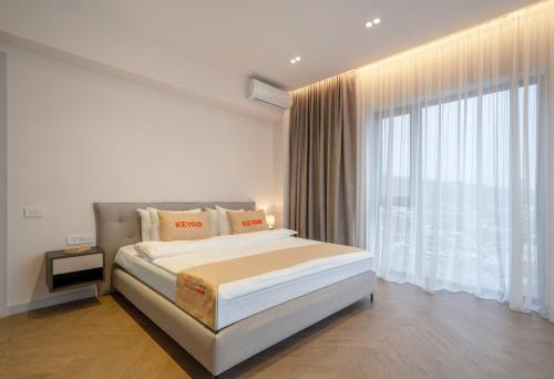 En eller flere senge i et værelse på Apartment KeyGo #0216 with a view of the stadium