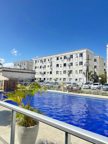 een groot zwembad voor een gebouw bij Recanto do Sol, 2 quartos, piscina ambiente tranquilo in Recife