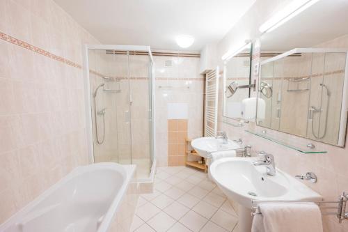 Phòng tắm tại Wellness Hotel Orlík