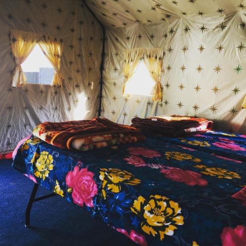 1 dormitorio con 2 camas en una tienda de campaña en Oak Valley Camp, en Mussoorie