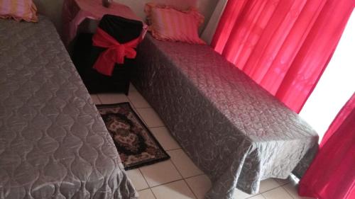 En eller flere senge i et værelse på Home away from home