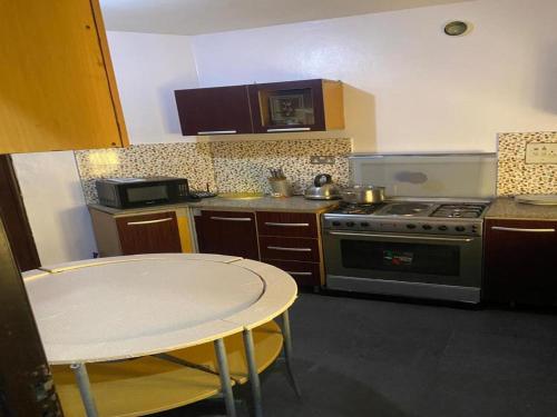 Η κουζίνα ή μικρή κουζίνα στο Orange Bricks House