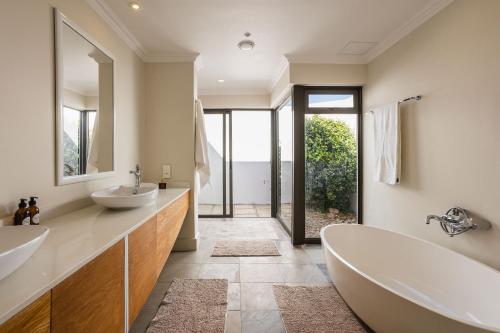 Et badeværelse på Winelands Luxury Accommodation