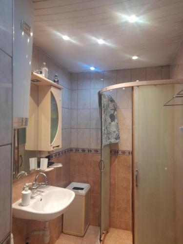 Un baño con lavabo, ducha e inodoro. en prensess, en Varna