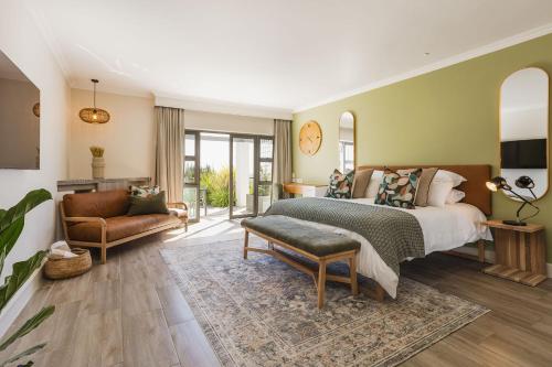 En eller flere senge i et værelse på Winelands Luxury Accommodation