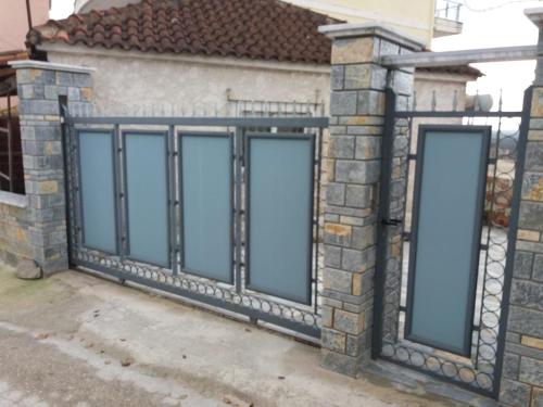 Το κτήριο όπου στεγάζεται  το διαμέρισμα