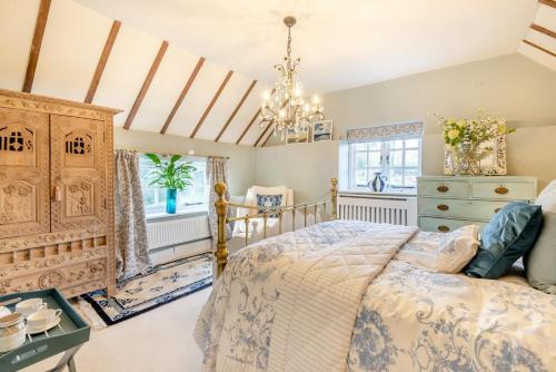 En eller flere senge i et værelse på 5 Bed in Wheathill oc-t30539