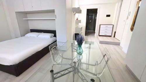 una camera da letto con un letto e un tavolo di vetro di Zambianchi Studio - Sostify a Bergamo