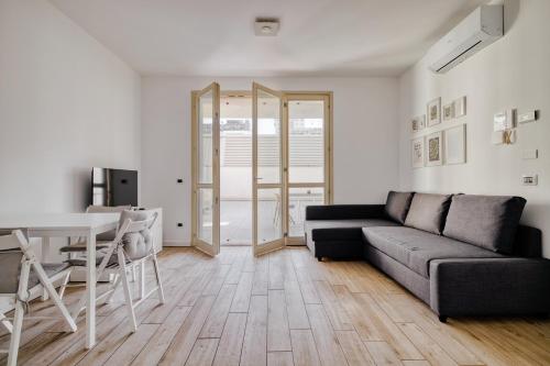 Just Urban Stays - Bright Studio Apartment with Terrace - M4 Tolstoj