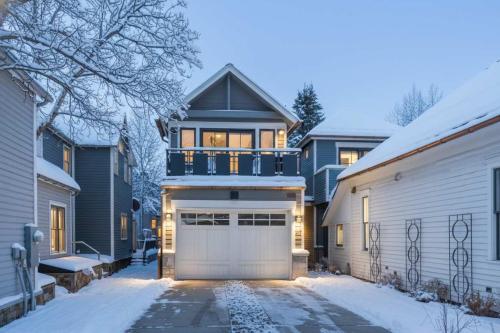 Το Upscale Condo Near Lift and Town with Mountain Views τον χειμώνα