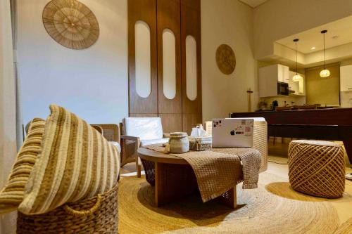 Un lugar para sentarse en Sifah Seascape Villa with Private Pool