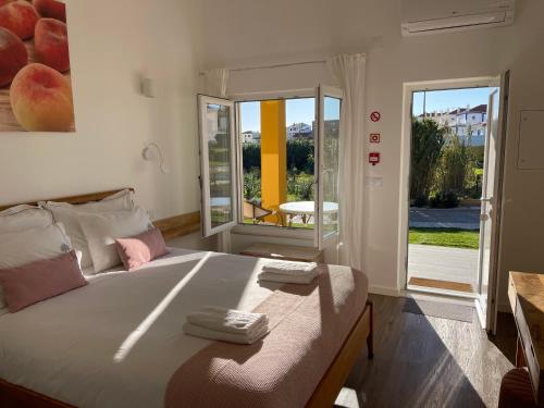 Ένα ή περισσότερα κρεβάτια σε δωμάτιο στο Ericeira TreeGarden