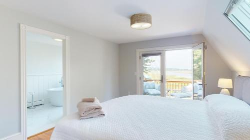 En eller flere senge i et værelse på A Wave from it All