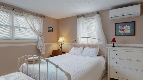En eller flere senge i et værelse på Afterdune Delight by Bayley Vacation Rentals