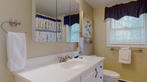 Et badeværelse på Afterdune Delight by Bayley Vacation Rentals