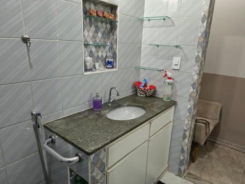 Casa Da Vovó Helena في فيلا فيلها: حمام مزود بحوض ومِرآة