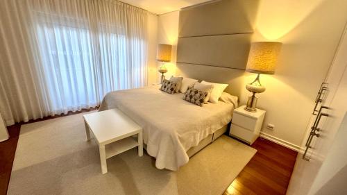 Ένα ή περισσότερα κρεβάτια σε δωμάτιο στο Cascais next to casino and to Tamariz beach