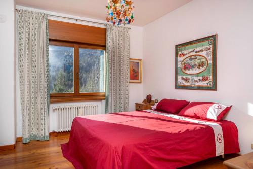 Una cama o camas en una habitación de Ciasa Marian 10 minutes from Cortina with free parking!