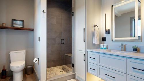 een badkamer met een douche, toilet en wastafel bij Tidal House in Surfside