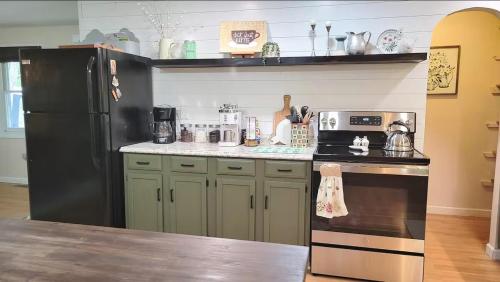 Afbeelding uit fotogalerij van The Great Escape, Pet Friendly Black Mountain Bungalow w Fenced yard in Black Mountain