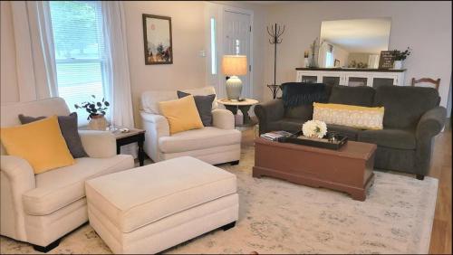 Afbeelding uit fotogalerij van The Great Escape, Pet Friendly Black Mountain Bungalow w Fenced yard in Black Mountain